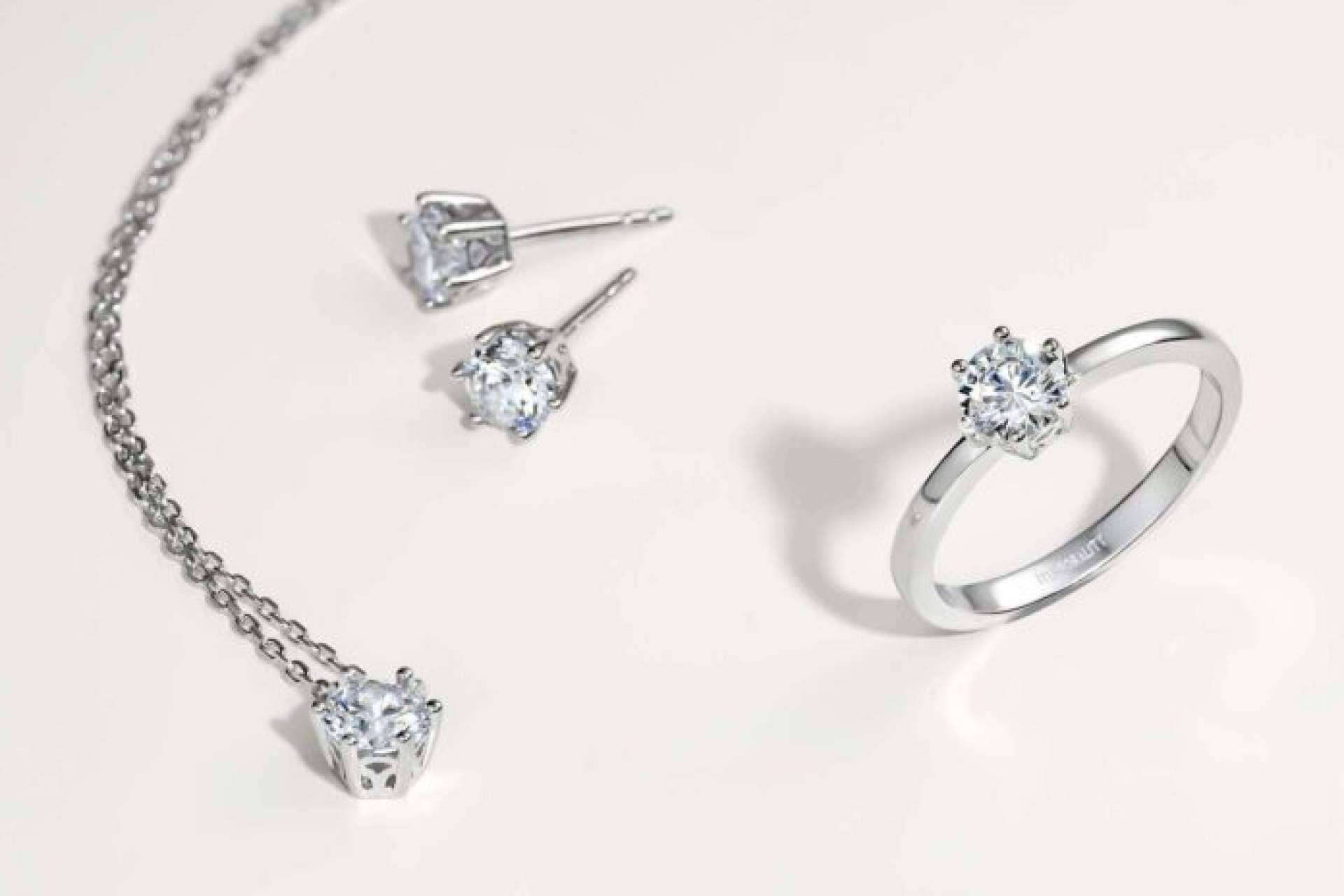 Wholesale jewelry trends for 2024