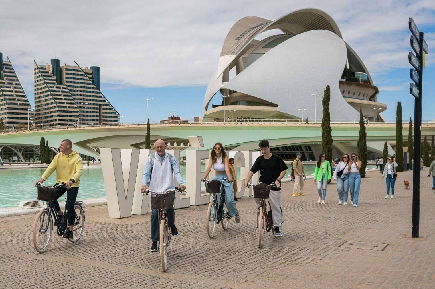 Cycling in Valencia, the ideal way to rediscover the city after the recent flood