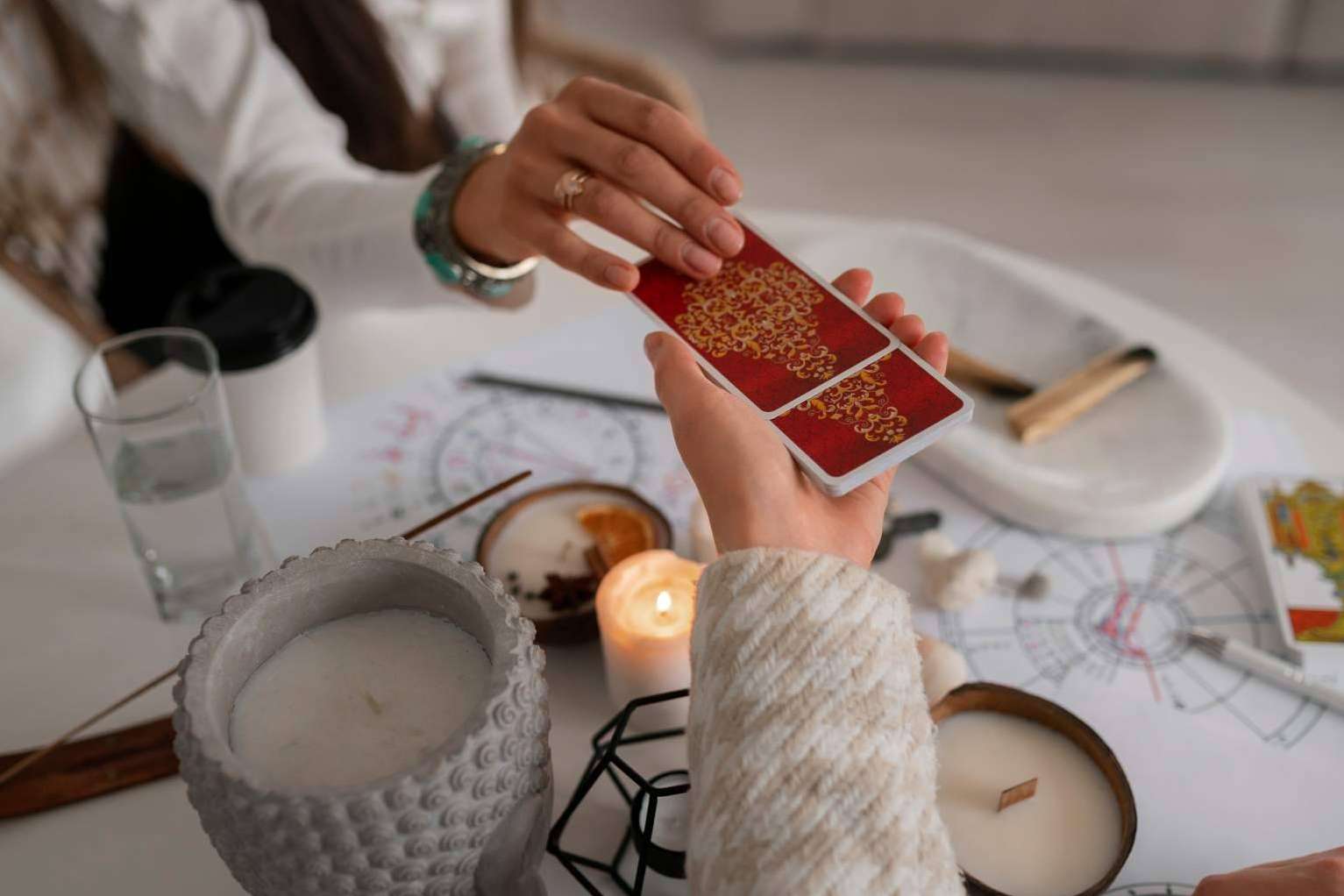 De los mejores tarotistas y videntes en español, se pueden encontrar en Tarot Orula