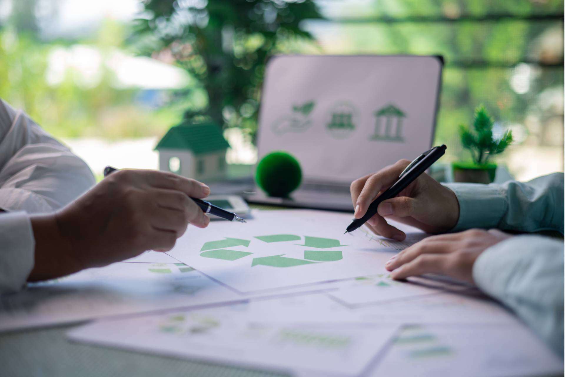 Green beyond the color; Knowee, the digital business card that protects what matters